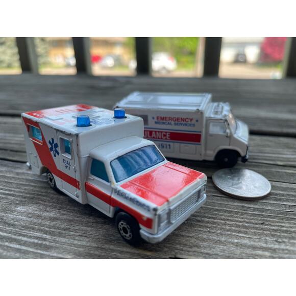 2 vintage toy ambulance Maisoto and Matchbox - Picture 6 of 11
